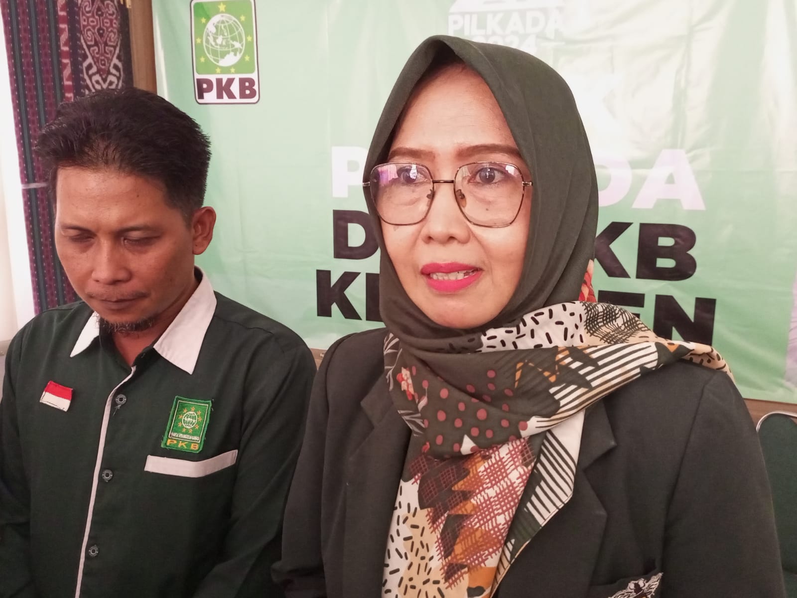 Sekretaris DPC PKB Kebumen Sri Hari Susanti didampingi Ketua Desk Pilkada DPC PKB Kebumen Teguh Prayitno.