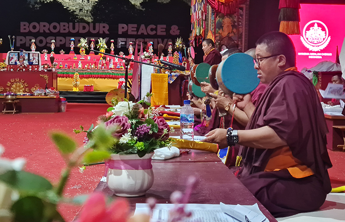 KHUSYUK: Umat Buddha yang tergabung dalam Majelis Umat Nyingma Indonesia (MUNI), Sangha Tantrayana sedang membaca paritta.