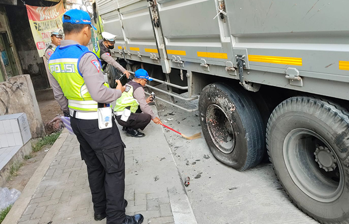 EVAKUASI: Kecelakaan lalu lintas terjadi di Jalan Semarang-Magelang yang melibatkan truk kontainer dan sepeda motor, Selasa (21/5).