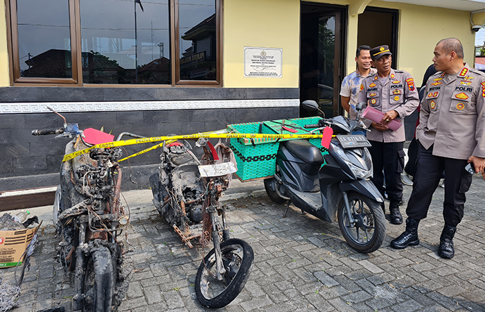SEKONGKOL: AR dan AN ditangkap Polresta Magelang karena membakar dua sepeda motor milik Normiyati.