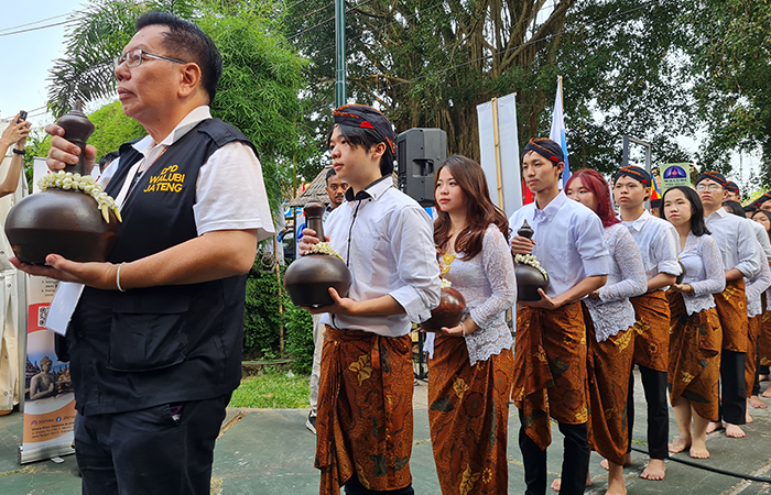 SUDAH TIBA: Air berkah dari Umbul Jumprit, Kabupaten Temanggung telah tiba di Candi Mendut, untuk selanjutnya disemayamkan. NAILA NIHAYAH/RADAR JOGJA