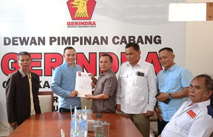 KANDIDAT : Mantan jurnalis tv plat merah Wahyu Setiawan mengembalikan formulir pendaftaran bakal calon bupati di DPC Partai Gerindra Kebumen.