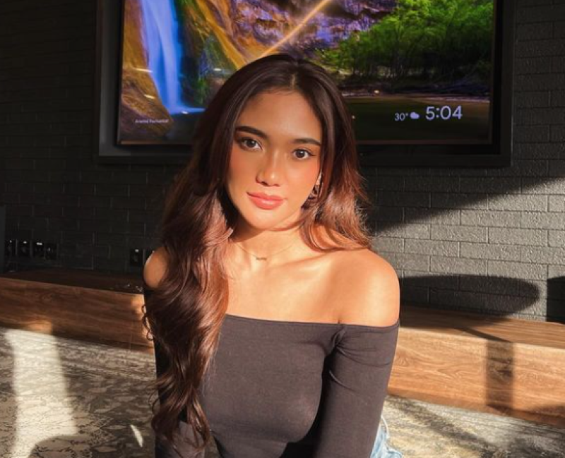 Penyanyi Marion Jola.