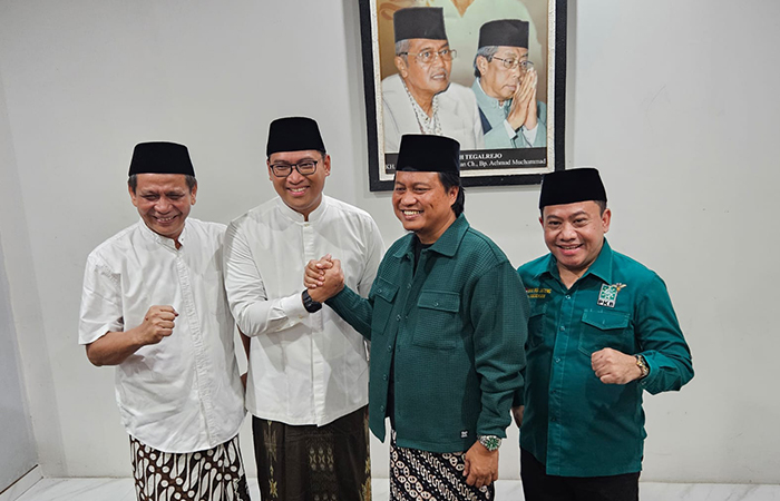 SILATURAHMI: Gus Yusuf (baju hijau) menerima kunjungan dari Ketua DPD Gerindra Jawa Tengah, Sudaryono (baju putih), Rabu malam (22/5).