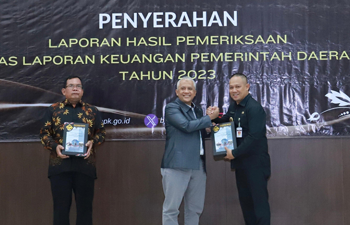 SIMBOLIS : Bupati Kebumen Arif Sugiyanto menerima penghargaan WTP dari BPK atas hasil pemeriksaan Laporan Keuangan Pemerintah Daerah (LKPD) Tahun Anggaran 2023. (Dokumentasi Promopim Kebumen)