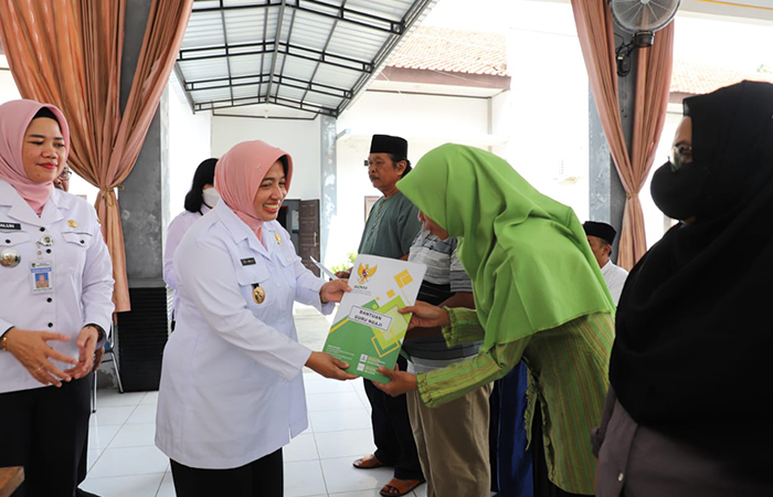 Penyerahan bantuan dari Baznas Kabupaten Purworejo untuk tiga kecamatan di Kabupaten Purworejo paa Rabu (22/5) untuk percepatan pengentasan kemiskinan.ISTIMEWA