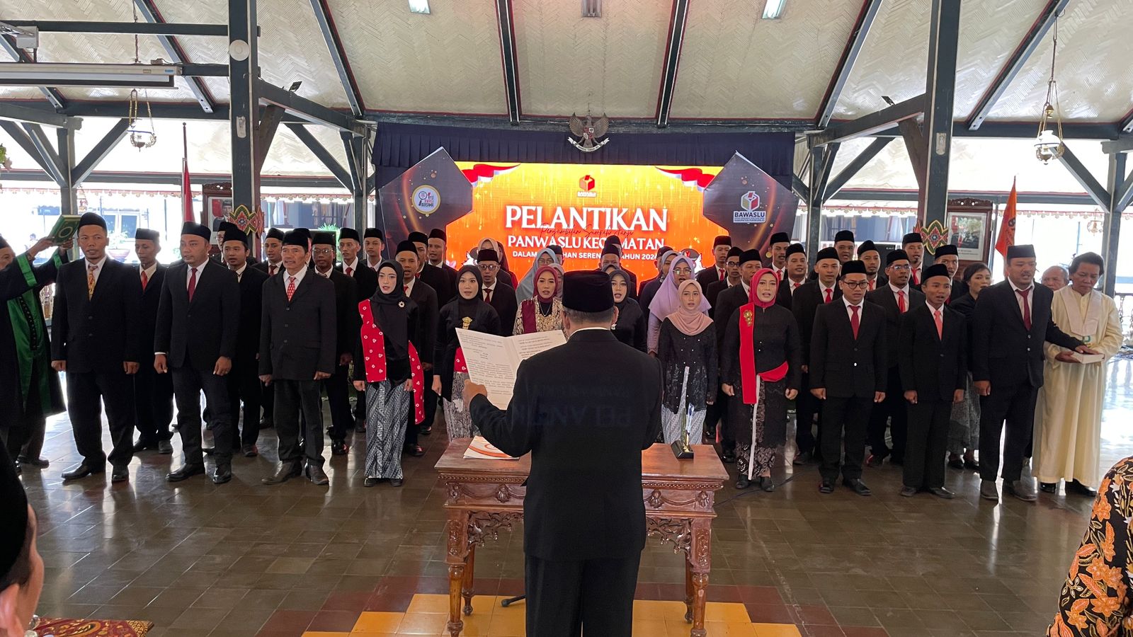 Sebanyak 48 panwascam di Kabupaten Purworejo dilantik pada Jumat (24/5) di Pendopo Kabupaten Purworejo.  &nbsp;