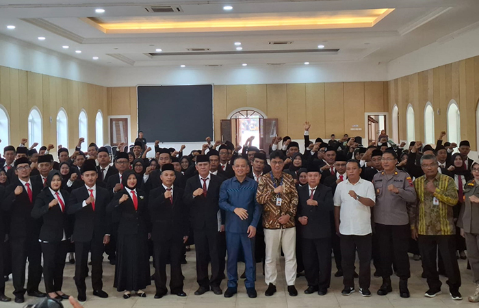 SIAP BERTUGAS : Jajaran Bawaslu Kebumen melantik 78 panitia pengawas kecamatan (panwascam) yang akan bertugas pada Pilbup Kebumen 2024.