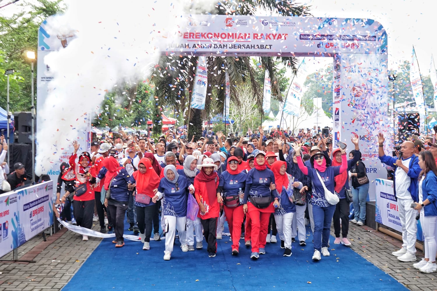 SEHAT BERSAMA: Puluhan ribu peserta mengikuti fun walk dalam rangka memperingati Hari BPR BPRS Nasional, kemarin (26/5). (Dok: Prokompim Setda Kabupaten Magelang)