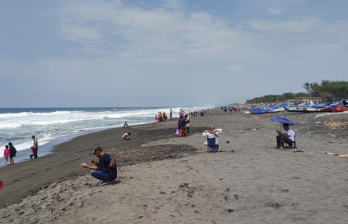 Suasana pengunjung di Pantai Dewaruci, Desa Jatimalang, Purwodadi, Purworejo.