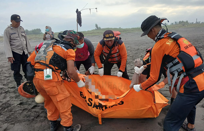 EVAKUASI : Petugas gabungan berhasil mengevakuasi jenazah Kham Setianto, warga asal Purworejo yang ditemukan tak bernyawa di tepi Pantai Tlogodepok, Mirit. (Dokumentasi Polres Kebumen)