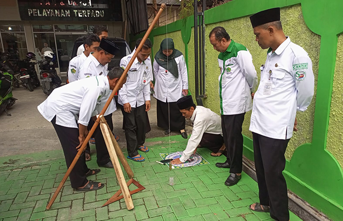 AKURASI : Jajaran Kemenag Kebumen melaksanakan pengukuran arah kiblat di halaman terbuka kompleks Kantor Kemenag Kebumen. (M Hafied/Radar Jogja)