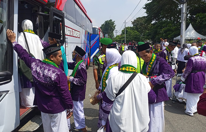Prosesi pemberangkatan jemaah haji asal Kebumen dari depan kompleks Pendopo Kabumian.
