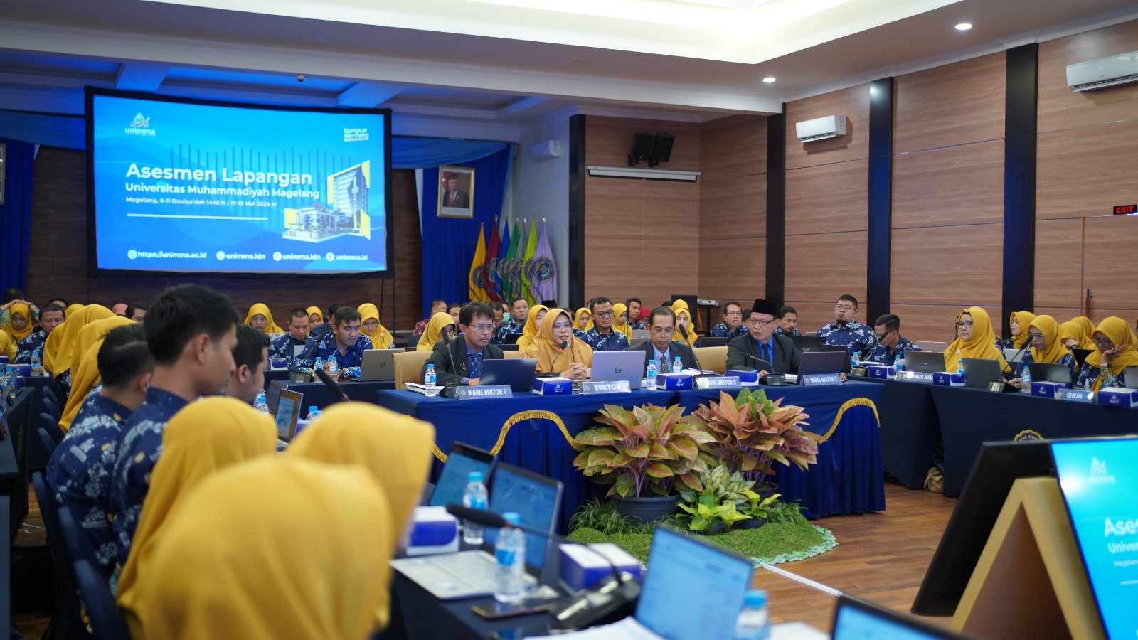 PENILAIAN: Rektor Unimma (kerudung kuning) saat menerima hasil asesmen lapangan, Selasa (28/5).
