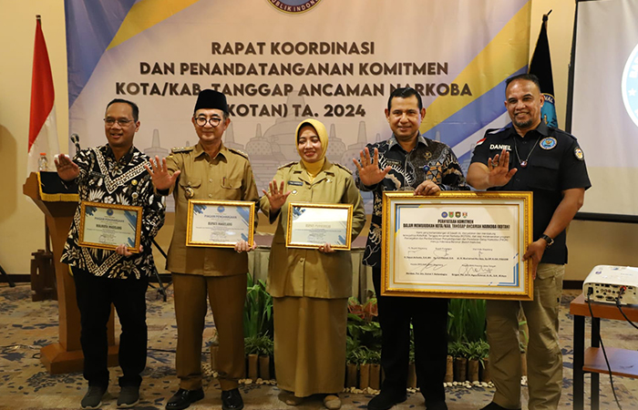 REWARD: Bupati Purworejo menerima penghargaan P4GN yang diserahkan Kepala BNN Provinsi Jateng Brigjen Pol. Agus Rohmat dalam Rapat Koordinasi Kota/Kabupaten Tanggap Ancaman Narkoba (KOTAN) Tahun 2024