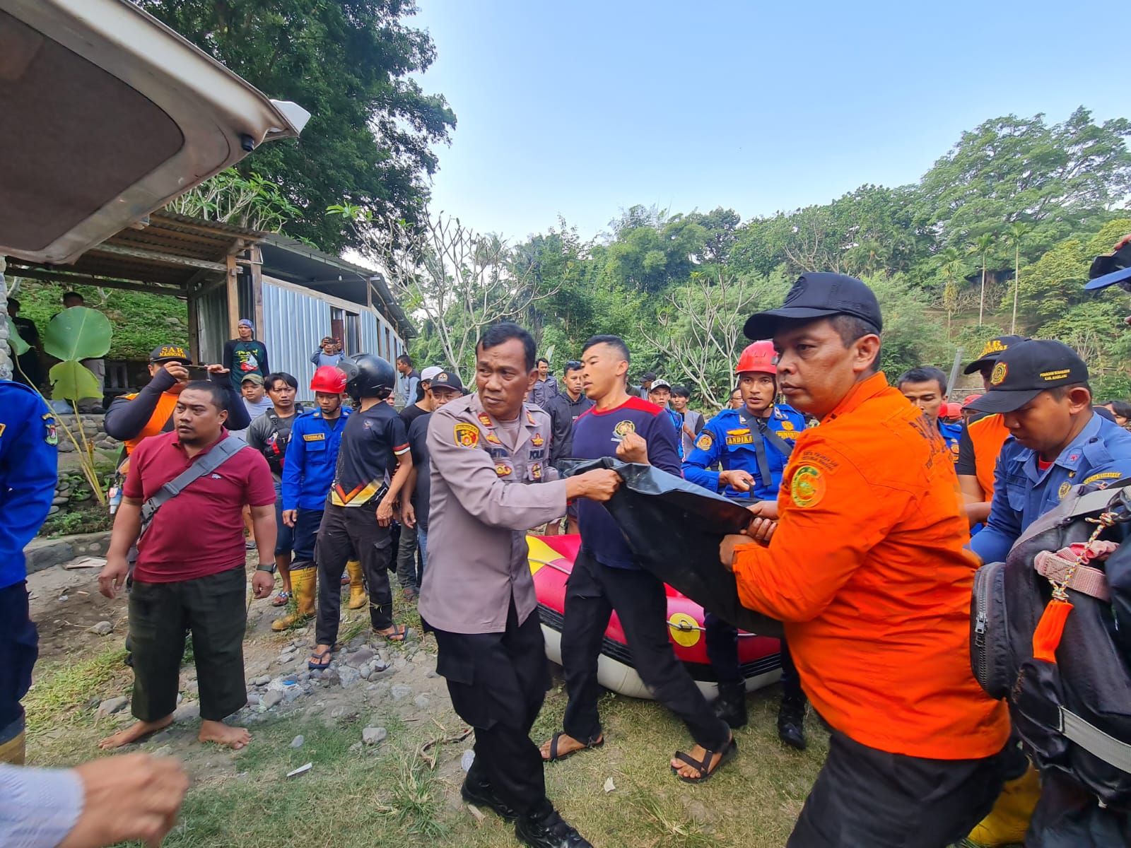 EVAKUASI: Tim gabungan berhasil mengevakuasi seorang santri yang tenggelam di Sungai Elo, Magelang, Rabu (29/5).