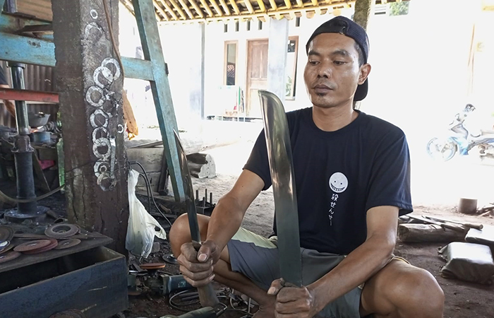 GARAP PESANAN : Pande besi di Desa Purwodeso, Kecamatan Sruweng terima banyak pesanan golok dan pisau jelang Idul Adha.Mereka menuai berkah dengan banyaknya produksi.(M Hafied/Radar Jogja)
