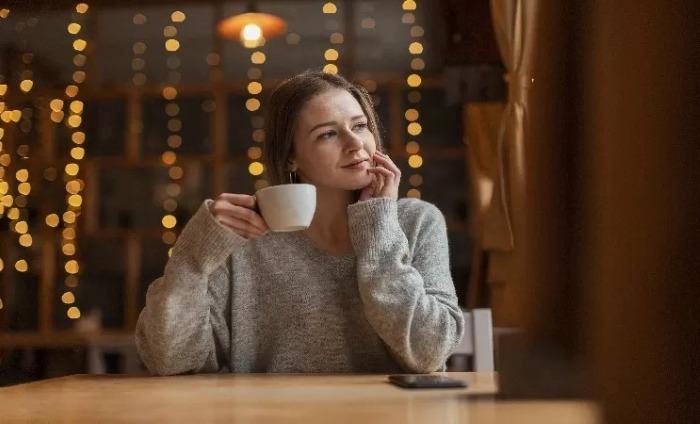 Salah satu minuman seperti teh chamomile yang dapat membantu mengatasi insomnia.