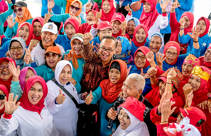 GEMBIRA: Wali Kota Magelang Muchamad Nur Aziz bersama ibu-ibu usai melaksanakan senam Rodanya Mas Bagia.Prokompim Kota Magelang