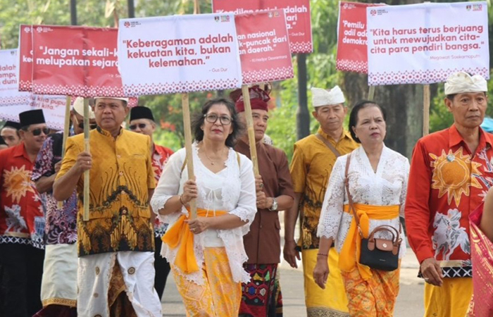 KOMITMEN BERSAMA: Puluhan umat lintas agama mengikuti pawai dan festival kebangsaan dalam rangka memperingati Hari Lahir Pancasila di Alun-Alun Kota Magelang, Sabtu (1/6).