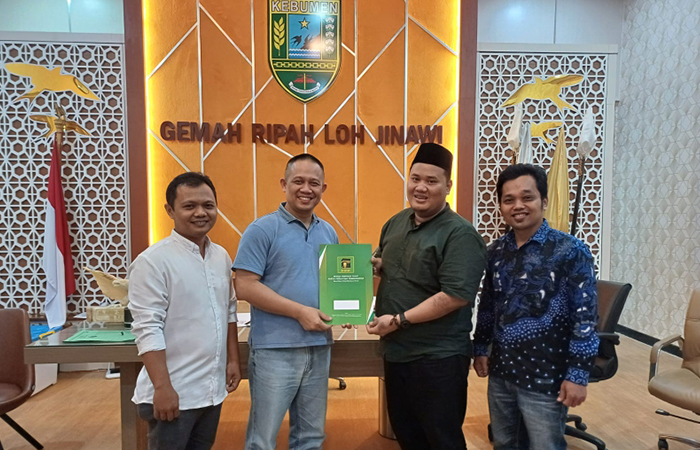 DUKUNGAN MENGUAT: Pengurus DPP PPP Kebumen menyerahkan surat rekomendasi kepada Arif Sugiyanto untuk maju Pilbup Kebumen pada Pilkada 2024 mendatang.&nbsp;