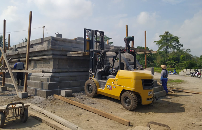 PROSES HATI-HATI: Sejumlah pekerja melakukan penyusnan bebatuan Candi Lumbung di Desa Sangi Dukun. Saat ini penyusunan baru sampai lapis ke-11 dari 21 lapis yang direncanakan.