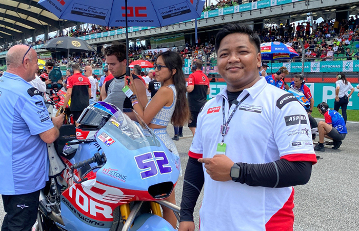 KONTEN KREATOR : Untung Prasetya, 31, konten kreator asal Desa Adikarso, Kecamatan Kebumen berswafoto dengan tim Moto GP Gresini Racing.