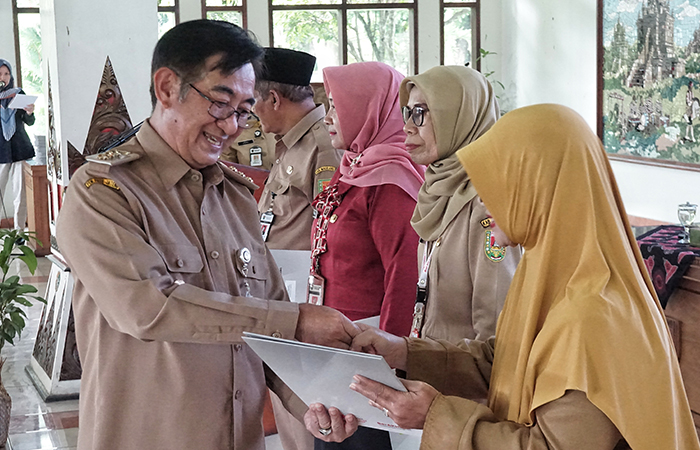SIMBOLIS: Pj Bupati Magelang didampingi Sekda Kabupaten Magelang saat menyerahkan SK pensiun kepada pegawai di lingkungan Pemkab Magelang yang telah memasuki masa purna tugas.
