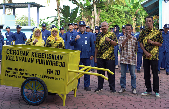 Gerobak kebersihan hibah dari PDAM Purworejo untuk warga Suronegaran, Kelurahan Purworejo, Kecamatan/Kabupaten Purworejo, Senin (3/6).