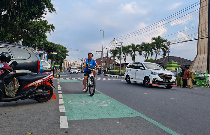 BERSEPEDA: Pesepeda tengah melintas di kawasan Alun-alun Kota Magelang.