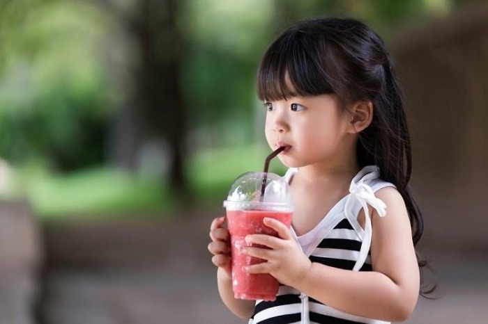 Ilustrasi anak yang sedang meminum jus.(Alodokter)