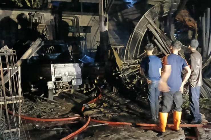 LUDES TERBAKAR :Kebakaran hebat terjadi di gudang dekorasi pengantin milik Rohmatin, warga Desa Purwosari, Kecamatan Puring. Dalam peristiwa ini satu unit mobil terbakar hebat.