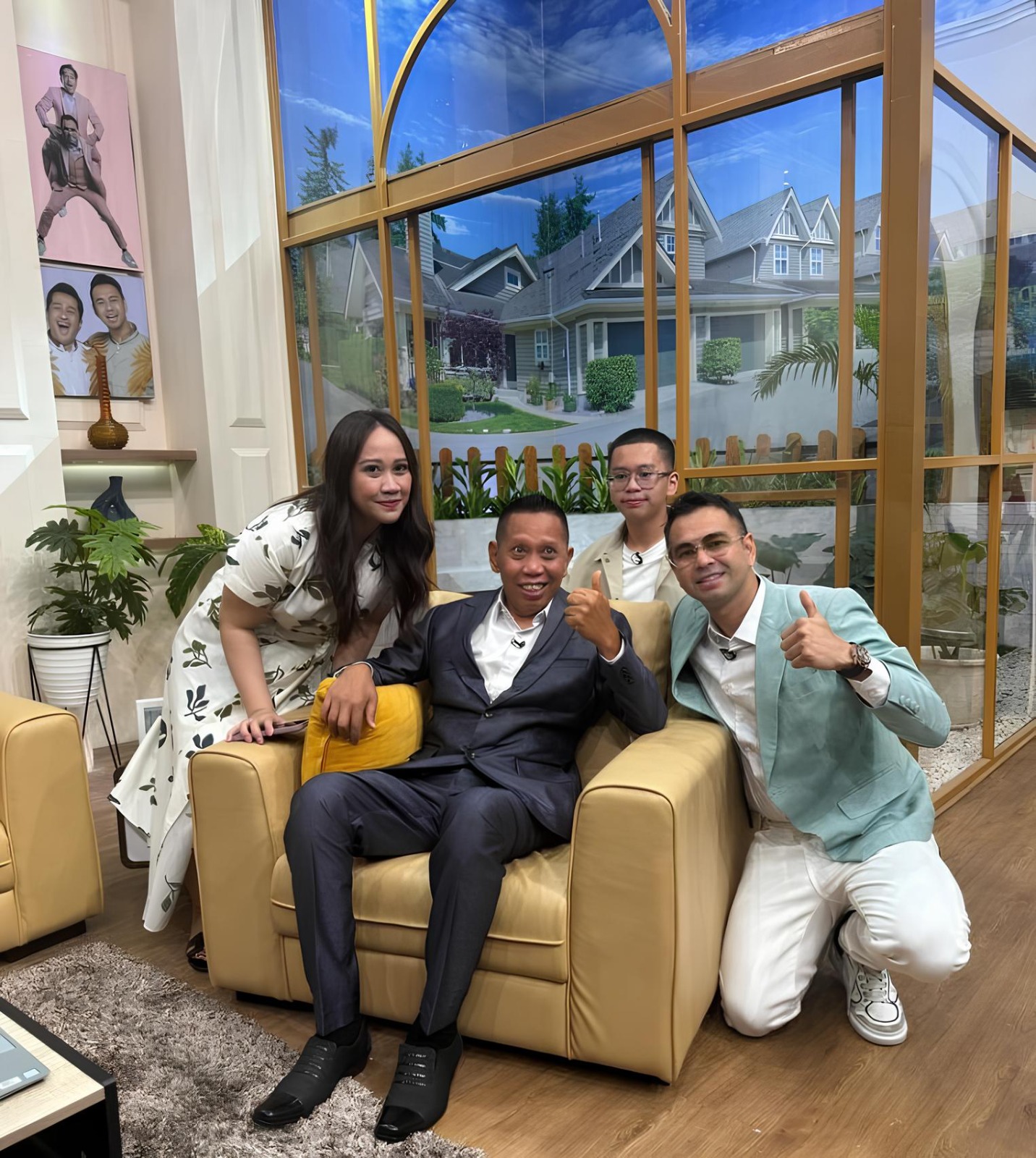 ukul Arwana menjadi bintang tamu talkshow yang dipandu Oleh Raffi Ahmad