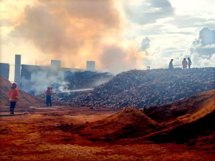 Kebakaran gudang sabut kelapa di PT Sumber Makmur Bakti Mulia