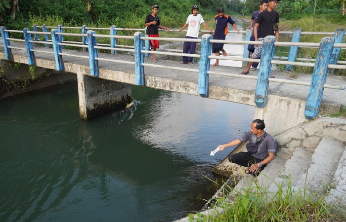 OLAH TKP : Polisi mendatangi lokasi kejadian tewasnya dua bocah yang tenggelam di aliran irigasi Wadaslintang. (Dokumentasi Polres Kebumen)