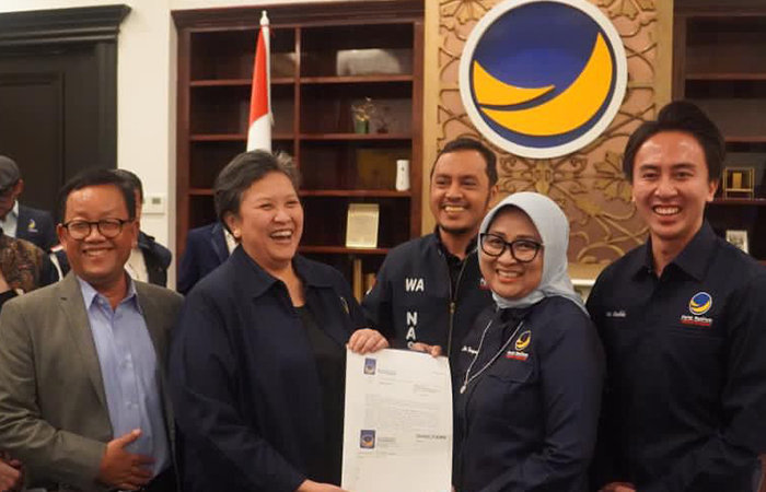 Penyerahan surat rekomendasi DPP Partai NasDem kepada Lilis Nuryani untuk maju Pilbup Kebumen 2024.