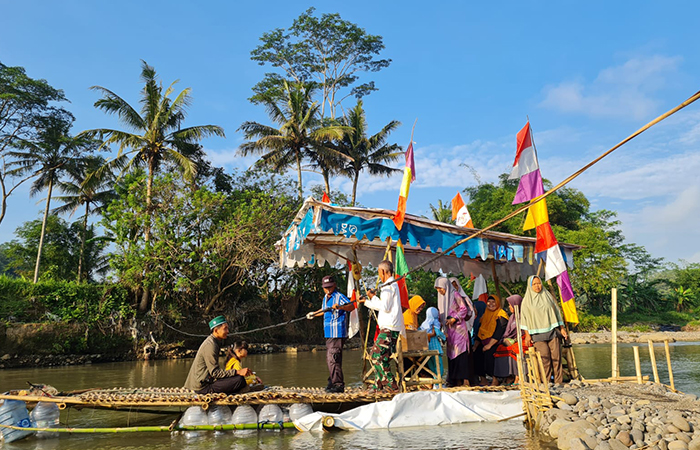 BANTU PENYEBERANGAN: Warga Bandongan menginisiasi pembuatan gethek bambu untuk menyeberangi Sungai Progo.