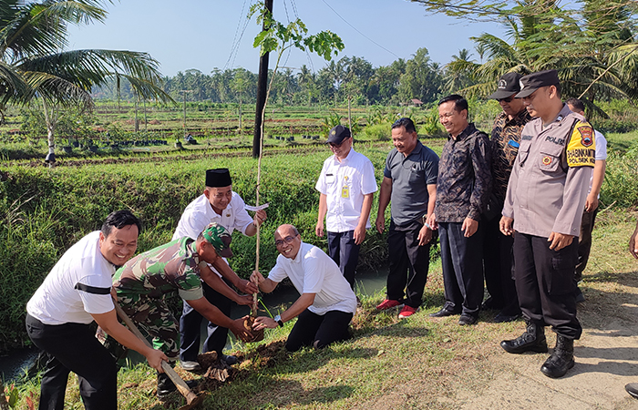 PEDULI LINGKUNGAN: Penanaman seratus pohon di Desa Samping, Kemiri, Purworejo peringati Hari Lingkungan Hidup Sedunia, (5/6).BPN Purworejo untuk Radar Jogja
