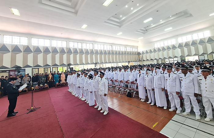 SIMBOLIS: Pj bupati Magelang saat mengukuhkan dan menyerahkan surat keputusan tentang perpanjangan masa jabatan kepala desa di Kabupaten Magelang, Kamis (6/6).NAILA NIHAYAH/RADAR JOGJA