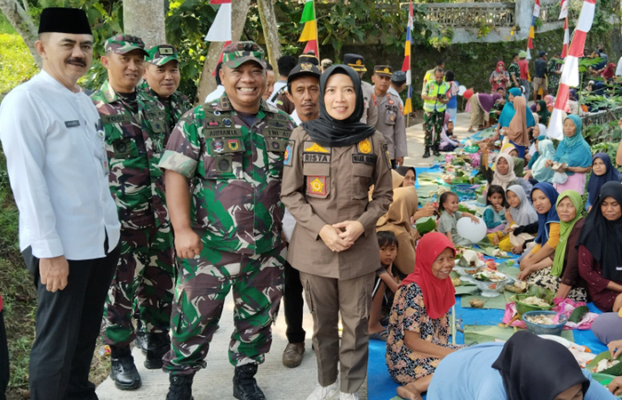 WUJUD SYUKUR : Wakil Bupati Kebumen Ristawati Purwaningsih didampingi Dandim Kebumen mengjadiri kenduri syukuran jalan mulus di Desa Jembangan, Kecamatan Poncowarno. (M Hafied/Radar Jogja)