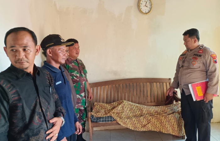 BERDUKA : Jajaran Polsek Klirong mendatangi rumah duka usai menggelar olah tempat kejadian perkara di lokasi meninggalnya bocah di saluran irigasi.