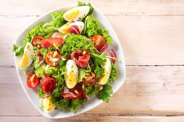 ilustrasi salad sayuran untuk sarapan. (pinterest )