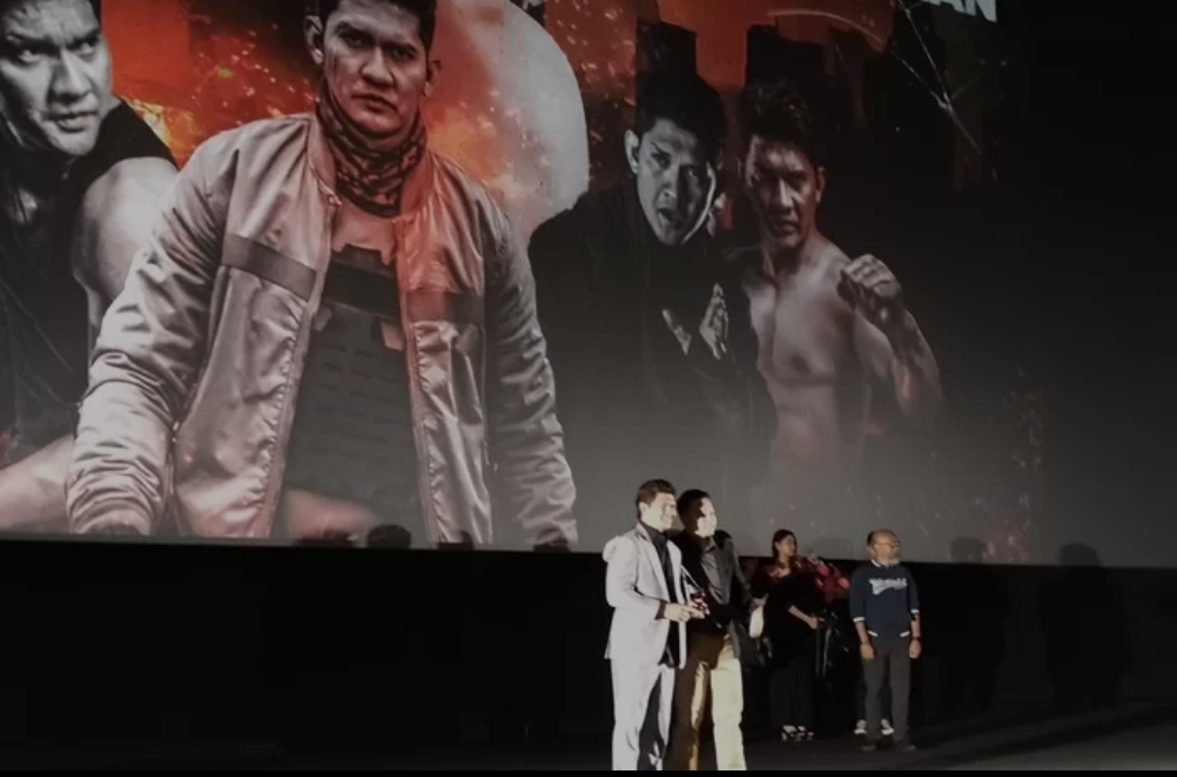 Keberhasilan Iko Uwais dalam mendapatkan piala penghargaan dilayar kancah International.