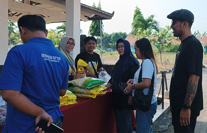 ANTUSIAS: Pengunjung saat datangi pasar murah di Hotel Ganesha Purworejo, kemarin (9/6).
