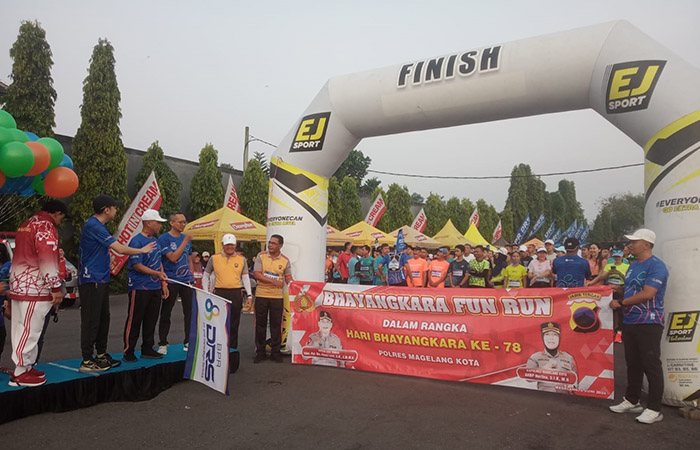 MERIAH: Ribuan peserta mengikuti Bhayangkara Fun Run dalam rangka menyambut HUT ke-78 Bhayangkara.