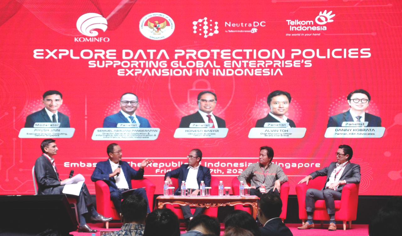 Dirjen Aptika Kemenkominfo Semuel Abrijani Pangerapan (dua dari kiri) dan Direktur Group Business Development Telkom Honesti Basyir (tengah) saat menjadi panelis dalam sesi diskusi panel yang digelar