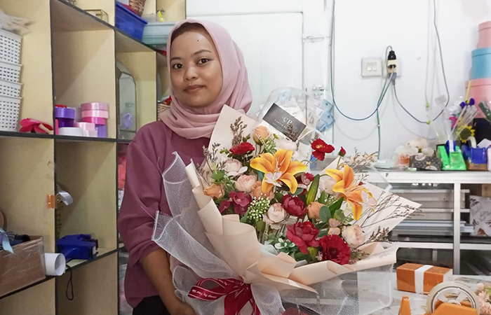 LARIS : Gerai buket di Jalan Pramuka, Kebumen ramai pesanan pada musim kelulusan sekolah. Buket dipesan tak hanya untuk kebutuhan kelulusan SMA, tapi juga untuk kelulusan jenjang pendidikan anak usia