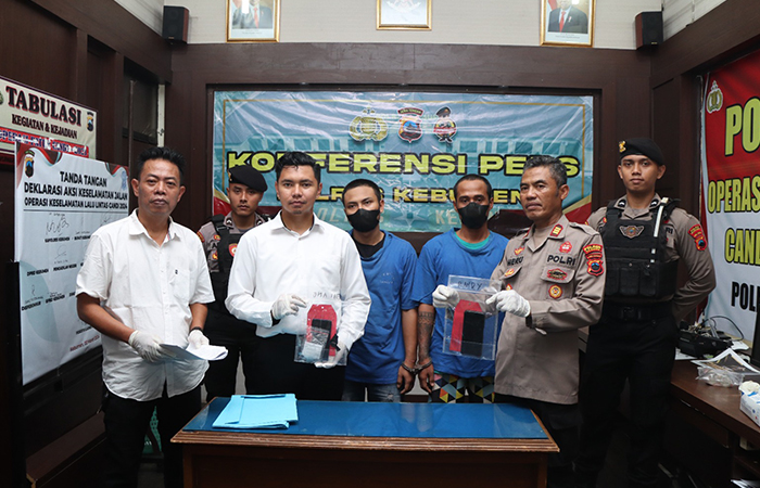 PESAKITAN : Jajaran Satresnarkoba Polres Kebumen berhasil meringkus dua tersangka atas dugaan penyalahgunaan narkotika. Masyarakat diimbau untuk waspada kerena peredaran narkotika