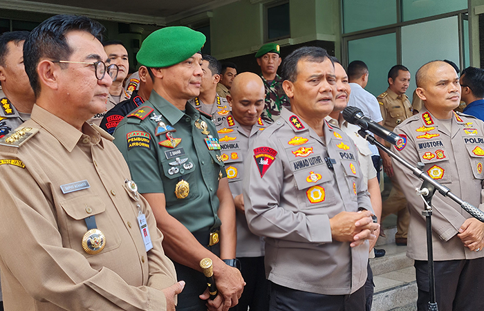 PAPARAN: Kapolda Jateng didampingi jajarannya saat memberikan keterangan kepada awak media usai menggelar apel tiga pilar di gedung AH Nasution, Kota Magelang, Selasa (11/6).NAILA NIHAYAH/RADAR JOGJA