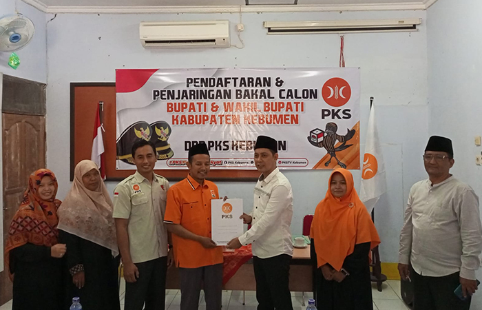 KONTESTASI : Delegasi Zaeni Miftah mengembalikan formulir pendaftaran bakal calon wakil bupati (bacawabup) ke jajaran pengurus DPD PKS Kebumen.M Hafied/Radar Jogja